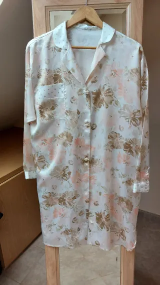 Bata de seda floral.