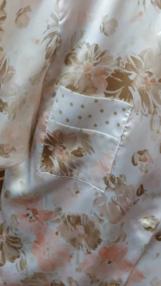 Bata de seda floral.