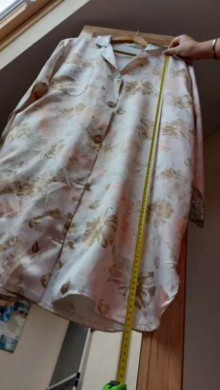 Bata de seda floral.