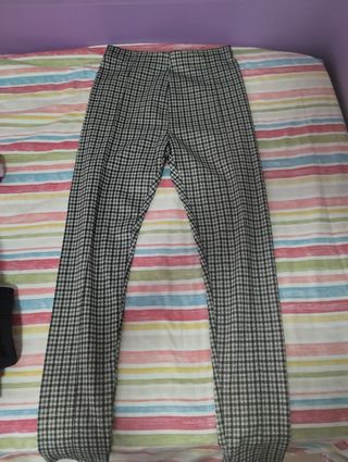 Pantalones ajustados estampado blanco y negro Zara