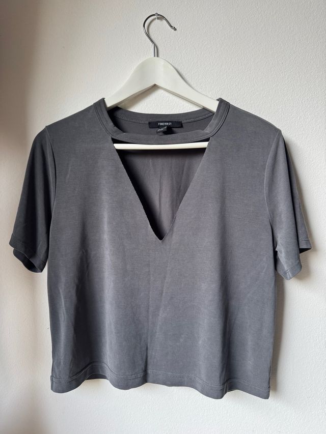 Maglietta grigia scollo a V Forever 21
