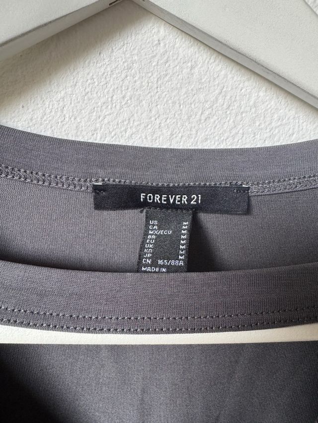 Maglietta grigia scollo a V Forever 21