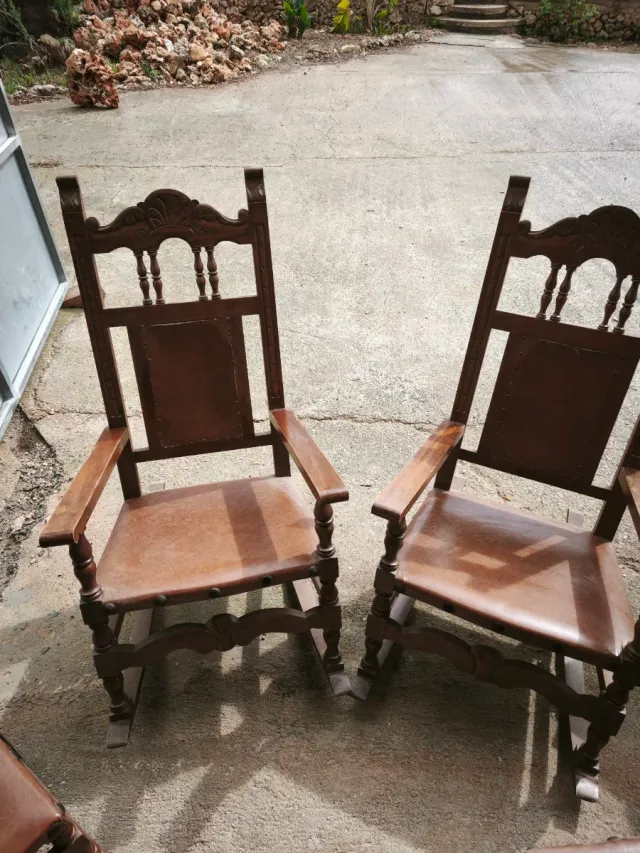 Balancines antiguos de madera y cuero