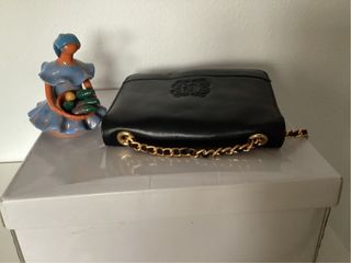 Bolso de piel negro con cadena dorada