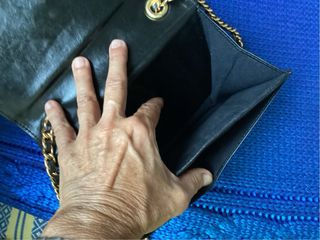 Bolso de piel negro con cadena dorada