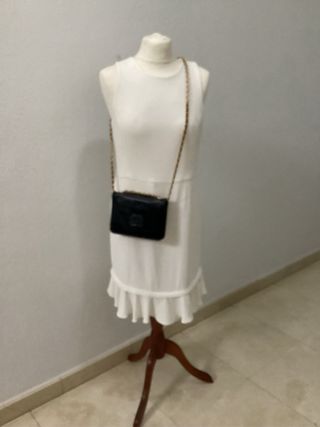 Bolso de piel negro con cadena dorada