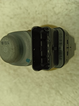 MOTOR ELEVALUNAS DELANTERO DERECHO KIA CEE'D * |
