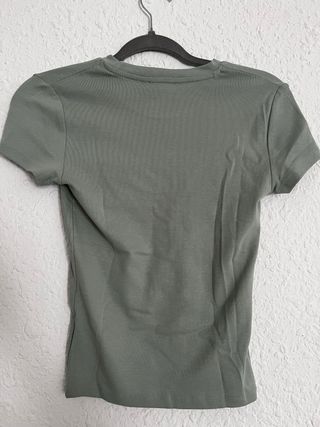 Camiseta Bershka verde oliva
