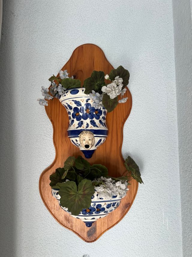 Aguamanil de cerámica y madera