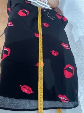 Blusa Desigual con estampado de labios