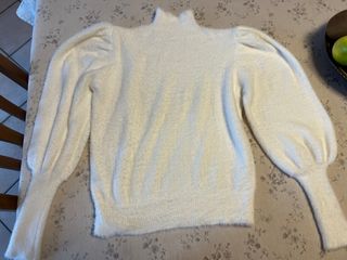 Maglione bianco morbidissimo con maniche a sbuffo