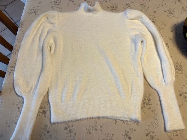 Maglione bianco morbidissimo con maniche a sbuffo