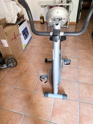 Bicicleta estática gris y negra
