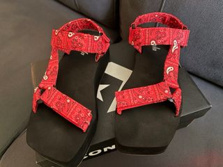 sandalias de plataforma negras y rojas. 