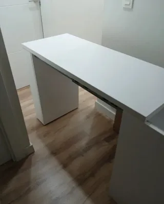 Escritorio extraíble con cajoneras para cama nido.