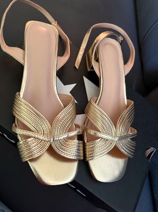 Sandalias doradas de tacón bajo