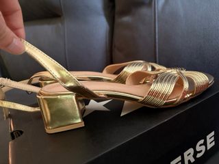 Sandalias doradas de tacón bajo