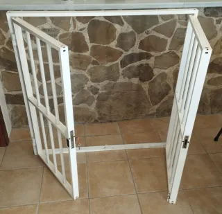 Reja de aluminio abatible con cerradura. 116 x 116