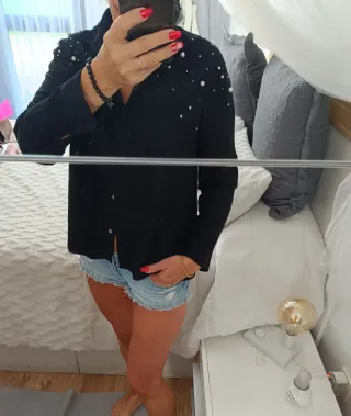 Camisa negra con perlas