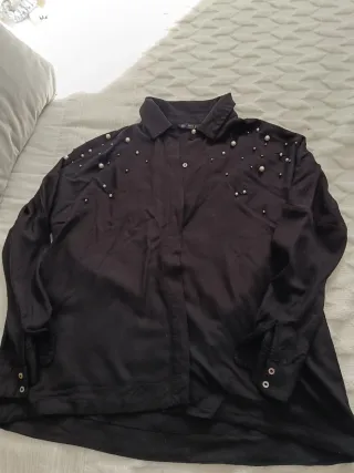 Camisa negra con perlas