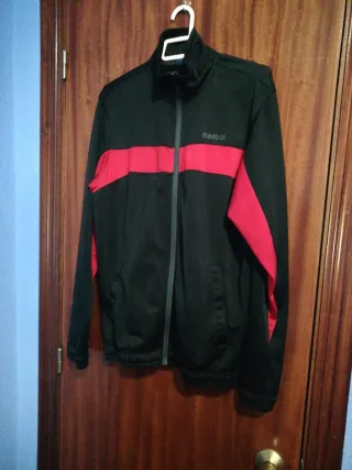 Chaqueta deportiva Reebok negra y roja