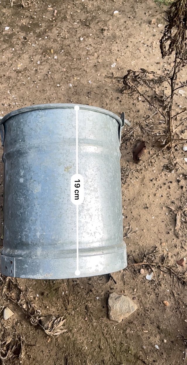 Cubo metálico con polea para pozo