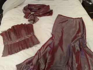 Vestido de fiesta tornasolado morado y rosa.