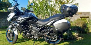 Kawasaki Versys 650 con maletas y baúl