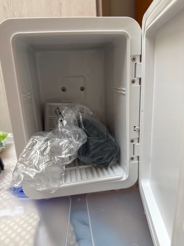 Frigorifero cosmetico rosa con luce LED