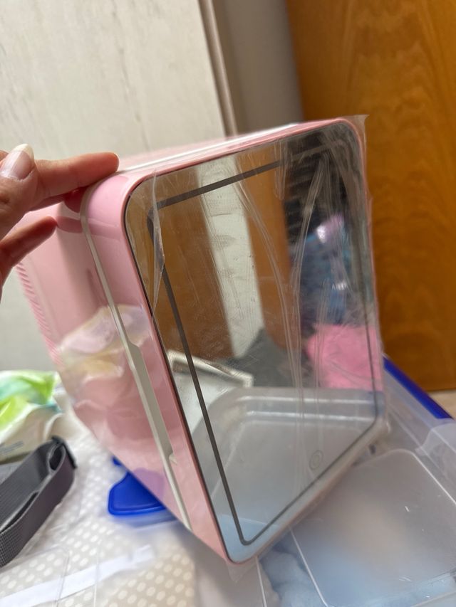 Frigorifero cosmetico rosa con luce LED