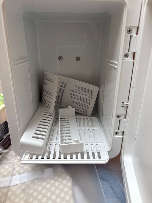 Frigorifero cosmetico rosa con luce LED