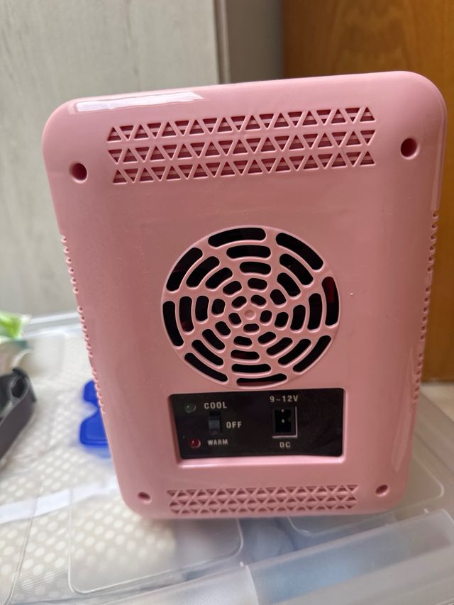 Frigorifero cosmetico rosa con luce LED