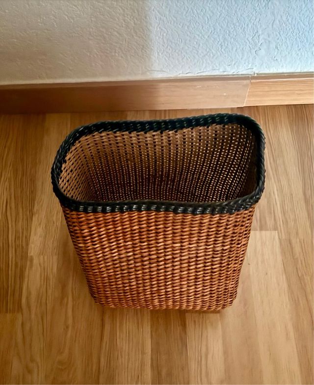 Cesta Mimbre Marrón y Negra Multiusos