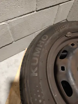 Neumáticos con llantas de serie. 185/60 R14 32H. 
