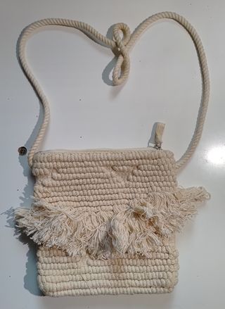 Bolso de mano tejido con flecos