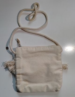 Bolso de mano tejido con flecos