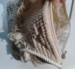 Bolso de mano tejido con flecos