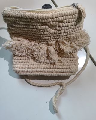 Bolso de mano tejido con flecos