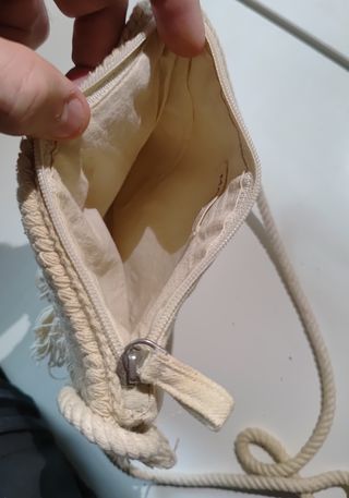Bolso de mano tejido con flecos