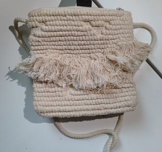 Bolso de mano tejido con flecos
