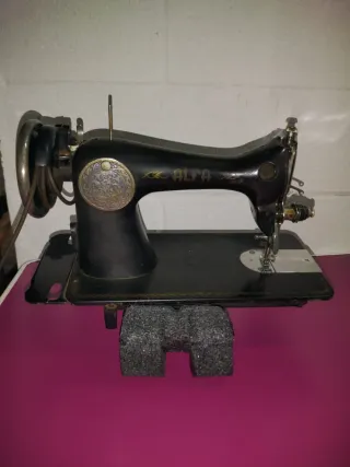 Máquina de coser Alfa antigua
