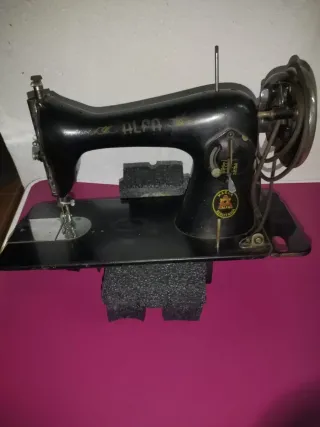 Máquina de coser Alfa antigua