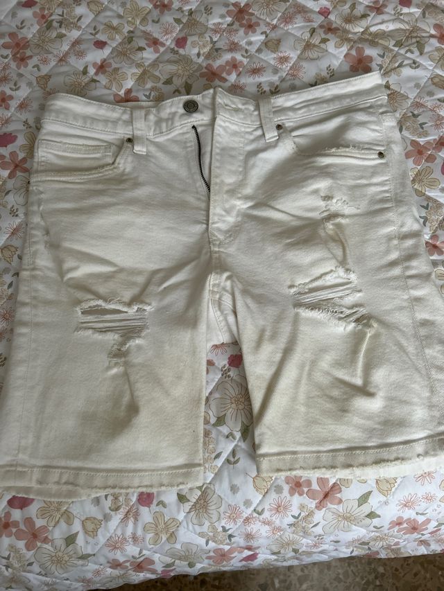 Vaqueros cortos blancos rotos