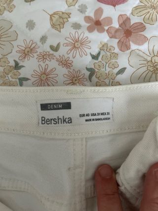 Vaqueros cortos blancos rotos