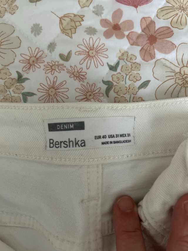 Vaqueros cortos blancos rotos