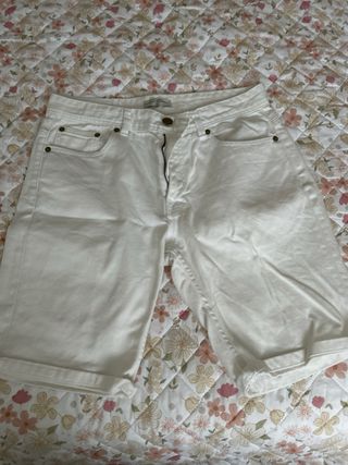 Vaqueros cortos blancos rotos