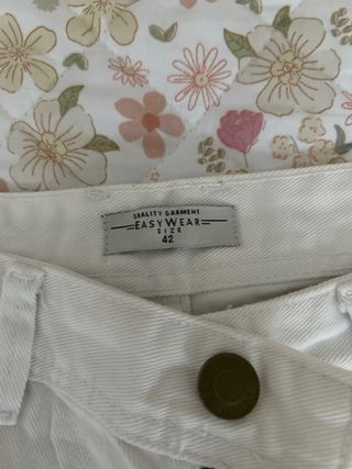 Vaqueros cortos blancos rotos