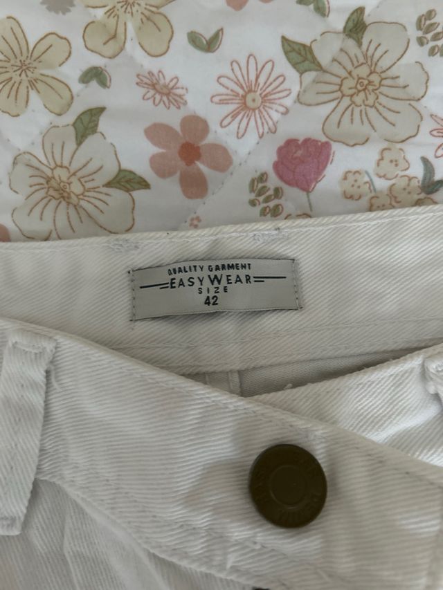 Vaqueros cortos blancos rotos