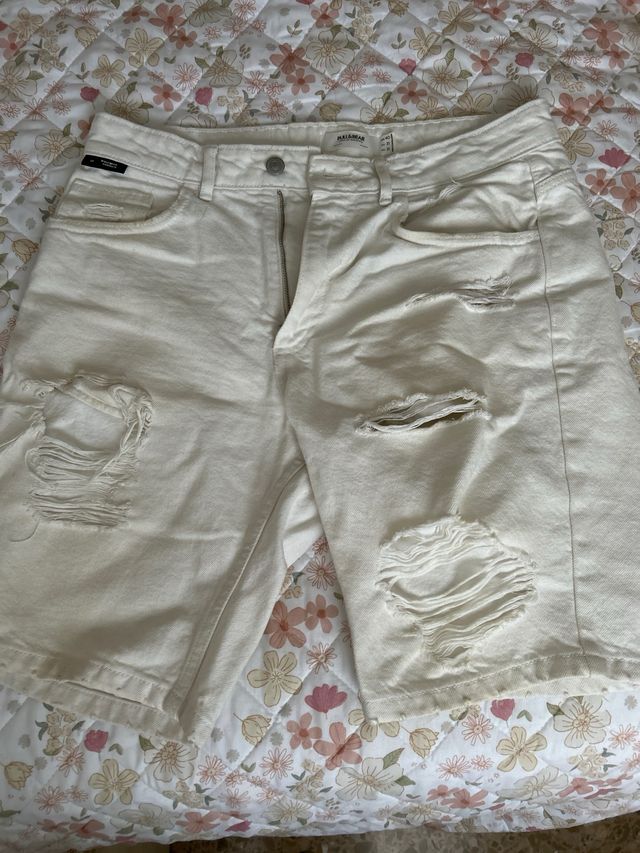 Vaqueros cortos blancos rotos