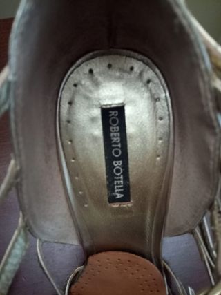 Sandalias doradas y plateadas de tacón